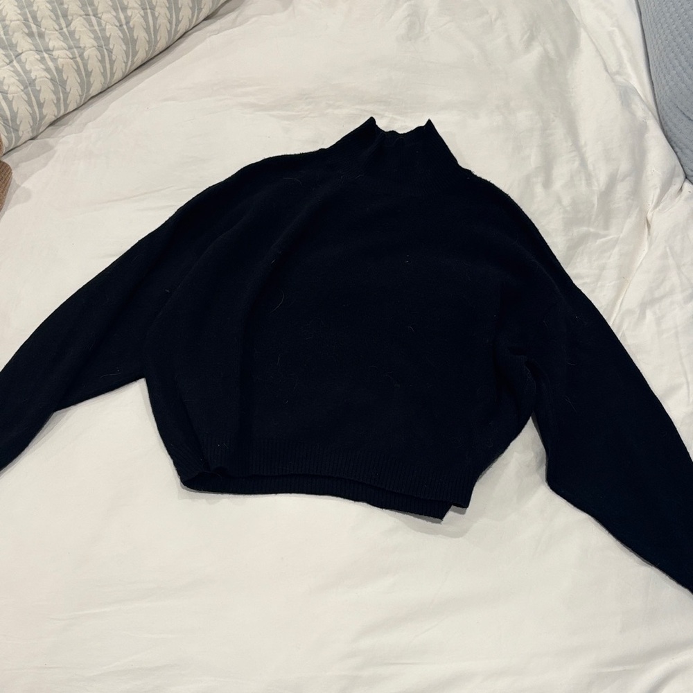 Abercrombie & Fitch - Women's
Turtleneck Lounge Sweater Black Turtleneck Sweater